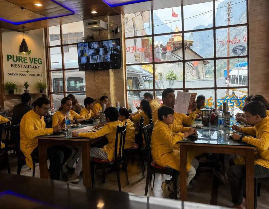 Hotel Raghuveer dining space